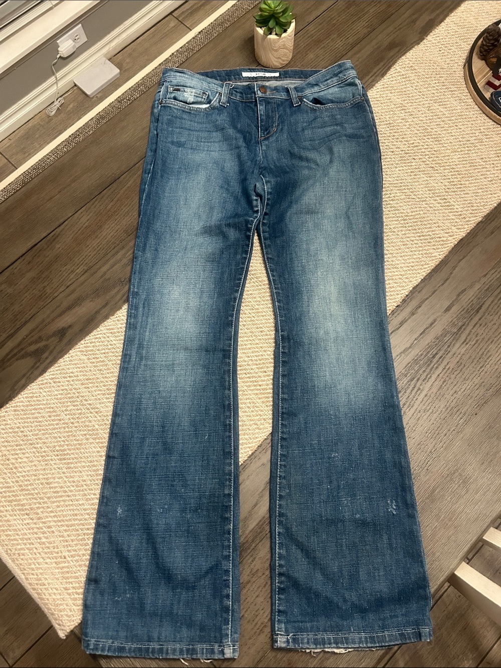 Joe's Jeans Women's Socialite Flare some distress in Medium Blue Wash Size 29